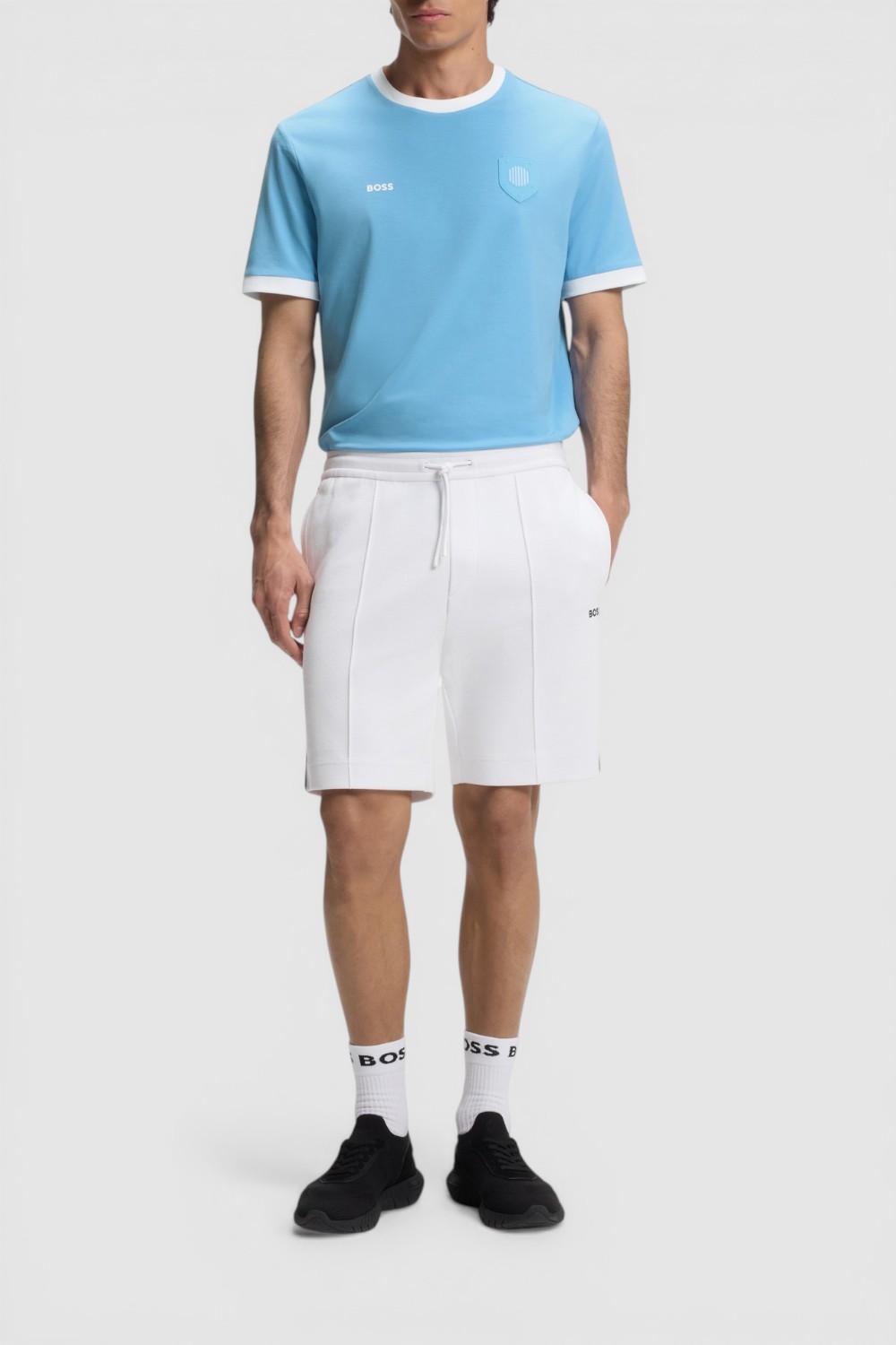 תמונת כל הלוק של חולצת טי בגזרה ישרה